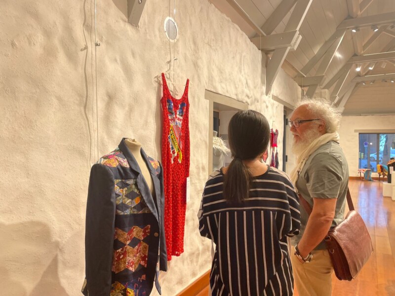 Saint-Paul, Ville d’Art et d’Histoire, accueille ce mercredi 28 septembre 2022 le vernissage de l’exposition Fashion for good à la Longère Sudel-FUMA. Ce bâtiment, inscrit au titre des monuments historiques, donne à voir la collection Parures et la vingtaine de pièces issues d’une tradition de couture très populaire à La Réunion.