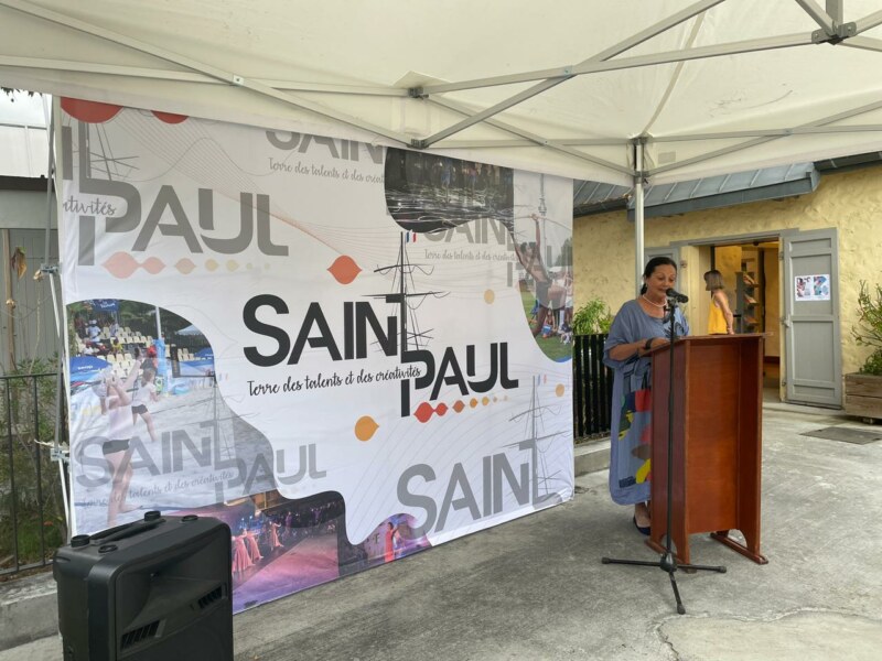 Saint-Paul, Ville d’Art et d’Histoire, accueille ce mercredi 28 septembre 2022 le vernissage de l’exposition Fashion for good à la Longère Sudel-FUMA. Ce bâtiment, inscrit au titre des monuments historiques, donne à voir la collection Parures et la vingtaine de pièces issues d’une tradition de couture très populaire à La Réunion.