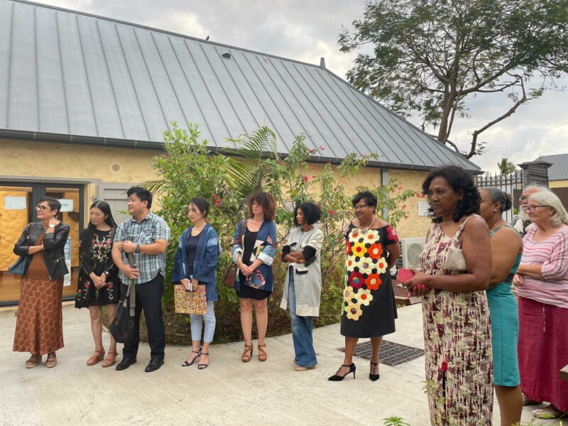 Saint-Paul, Ville d’Art et d’Histoire, accueille ce mercredi 28 septembre 2022 le vernissage de l’exposition Fashion for good à la Longère Sudel-FUMA. Ce bâtiment, inscrit au titre des monuments historiques, donne à voir la collection Parures et la vingtaine de pièces issues d’une tradition de couture très populaire à La Réunion.