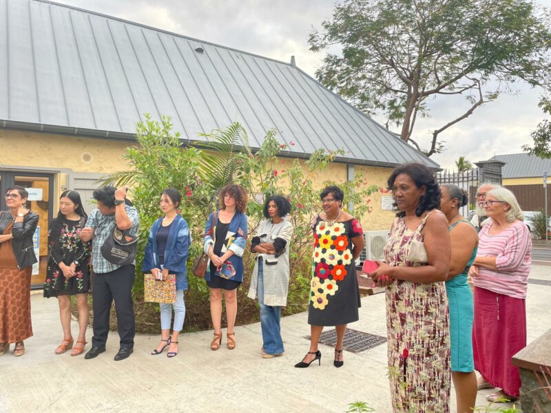 Saint-Paul, Ville d’Art et d’Histoire, accueille ce mercredi 28 septembre 2022 le vernissage de l’exposition Fashion for good à la Longère Sudel-FUMA. Ce bâtiment, inscrit au titre des monuments historiques, donne à voir la collection Parures et la vingtaine de pièces issues d’une tradition de couture très populaire à La Réunion.