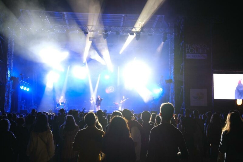 Troisième soirée de folie pour les Francofolies de La Réunion accueillies à Saint-Paul, sur le site de la Clairière de la Saline-les-Bains. Les artistes programmés enflamment les scènes Piton et Lagon. Que du lourd comme en témoigne la présence du groupe SAODAJ, de CHARLES, de GEORGIO, de Grèn Semé et de HATIK.