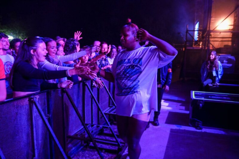 Troisième soirée de folie pour les Francofolies de La Réunion accueillies à Saint-Paul, sur le site de la Clairière de la Saline-les-Bains. Les artistes programmés enflamment les scènes Piton et Lagon. Que du lourd comme en témoigne la présence du groupe SAODAJ, de CHARLES, de GEORGIO, de Grèn Semé et de HATIK.