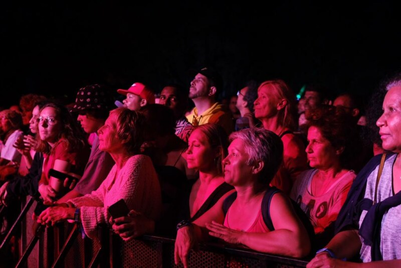 Troisième soirée de folie pour les Francofolies de La Réunion accueillies à Saint-Paul, sur le site de la Clairière de la Saline-les-Bains. Les artistes programmés enflamment les scènes Piton et Lagon. Que du lourd comme en témoigne la présence du groupe SAODAJ, de CHARLES, de GEORGIO, de Grèn Semé et de HATIK.