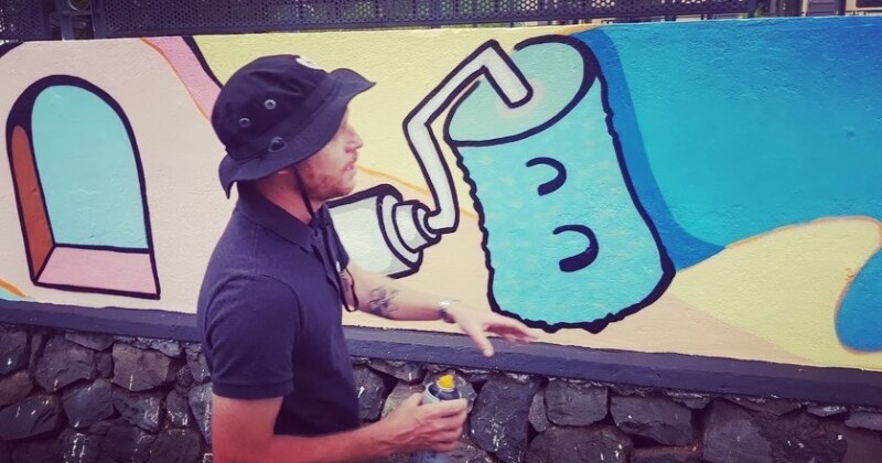 Saint-Paul, Ville d’art et d’histoire, inaugure la fresque du graffeur, WAROOX, ce mercredi 26 octobre 2022, dans le cadre de la Somèn kréol. Cette œuvre éphémère recouvre désormais pour longtemps les murs de la Maison SERVEAUX, siège du pôle culturel.