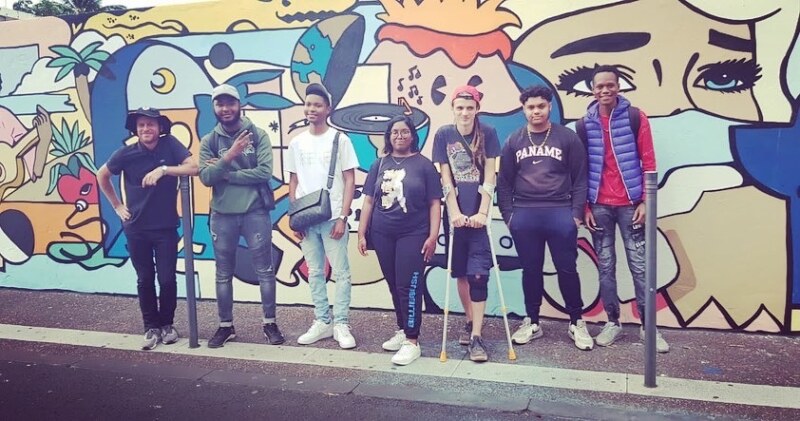 Saint-Paul, Ville d’art et d’histoire, inaugure la fresque du graffeur, WAROOX, ce mercredi 26 octobre 2022, dans le cadre de la Somèn kréol. Cette œuvre éphémère recouvre désormais pour longtemps les murs de la Maison SERVEAUX, siège du pôle culturel.