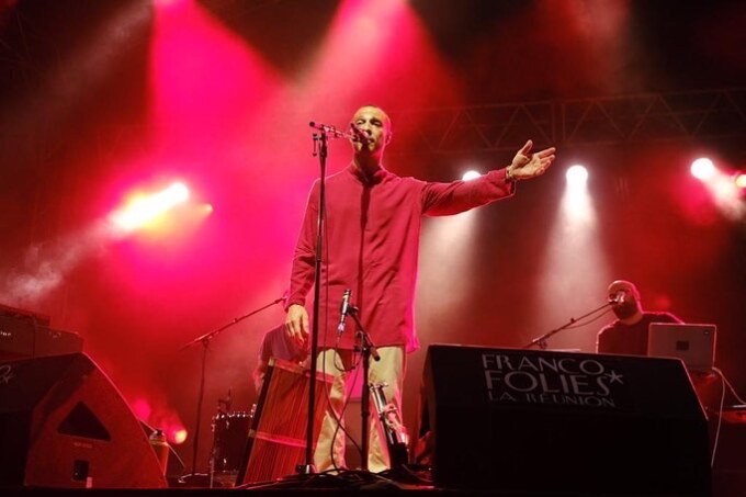 Troisième soirée de folie pour les Francofolies de La Réunion accueillies à Saint-Paul, sur le site de la Clairière de la Saline-les-Bains. Les artistes programmés enflamment les scènes Piton et Lagon. Que du lourd comme en témoigne la présence du groupe SAODAJ, de CHARLES, de GEORGIO, de Grèn Semé et de HATIK.