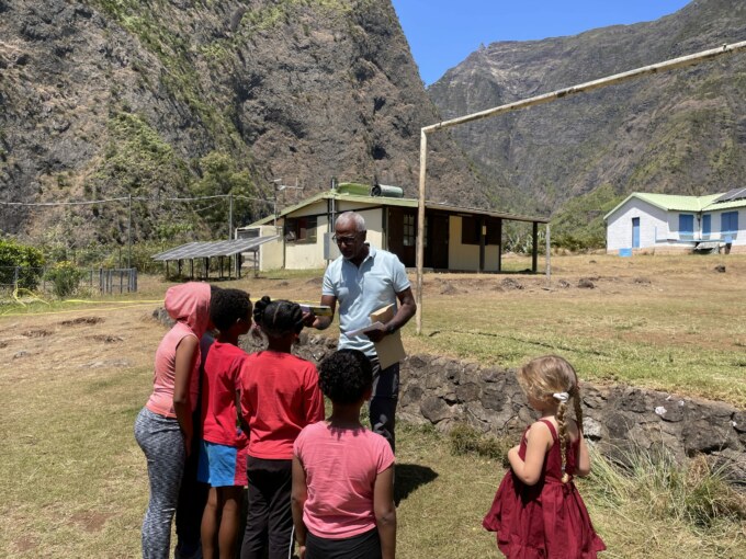 La Municipalité de Saint-Paul, titrée Ville Amie des Enfants par UNICEF, soutient la superbe action des 11 marmay de l’école Arthur-ATACHE de l’ilet des Orangers. C’est le sens de la présence de l’Adjoint délégué au Bassin de vie de Mafate, venu à pied dans le cirque pour les rencontrer, il y a quelques jours. Jean-Philippe MARIE-LOUISE, en profite pour déposer un don de timbres effectué par l'association 