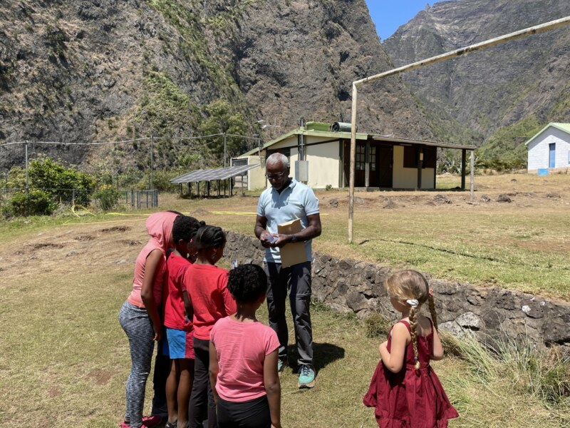 La Municipalité de Saint-Paul, titrée Ville Amie des Enfants par UNICEF, soutient la superbe action des 11 marmay de l’école Arthur-ATACHE de l’ilet des Orangers. C’est le sens de la présence de l’Adjoint délégué au Bassin de vie de Mafate, venu à pied dans le cirque pour les rencontrer, il y a quelques jours. Jean-Philippe MARIE-LOUISE, en profite pour déposer un don de timbres effectué par l'association 