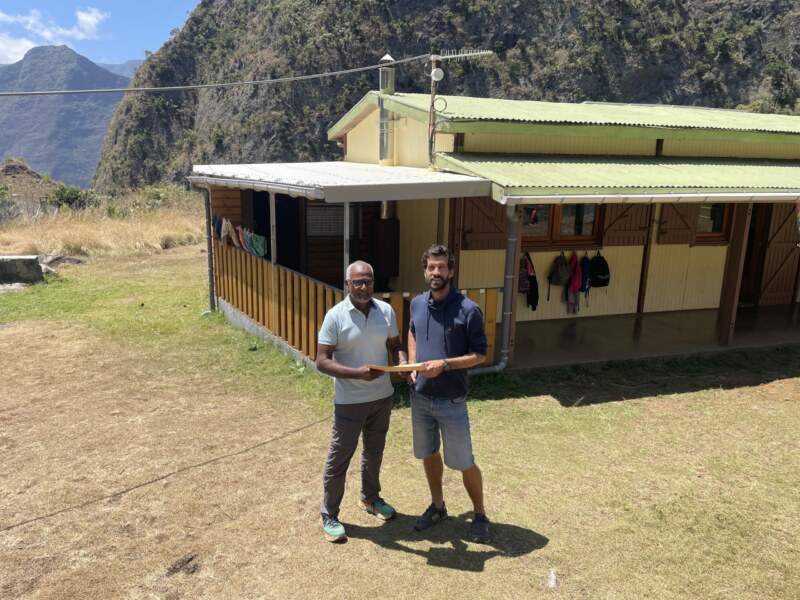 La Municipalité de Saint-Paul, titrée Ville Amie des Enfants par UNICEF, soutient la superbe action des 11 marmay de l’école Arthur-ATACHE de l’ilet des Orangers. C’est le sens de la présence de l’Adjoint délégué au Bassin de vie de Mafate, venu à pied dans le cirque pour les rencontrer, il y a quelques jours. Jean-Philippe MARIE-LOUISE, en profite pour déposer un don de timbres effectué par l'association 