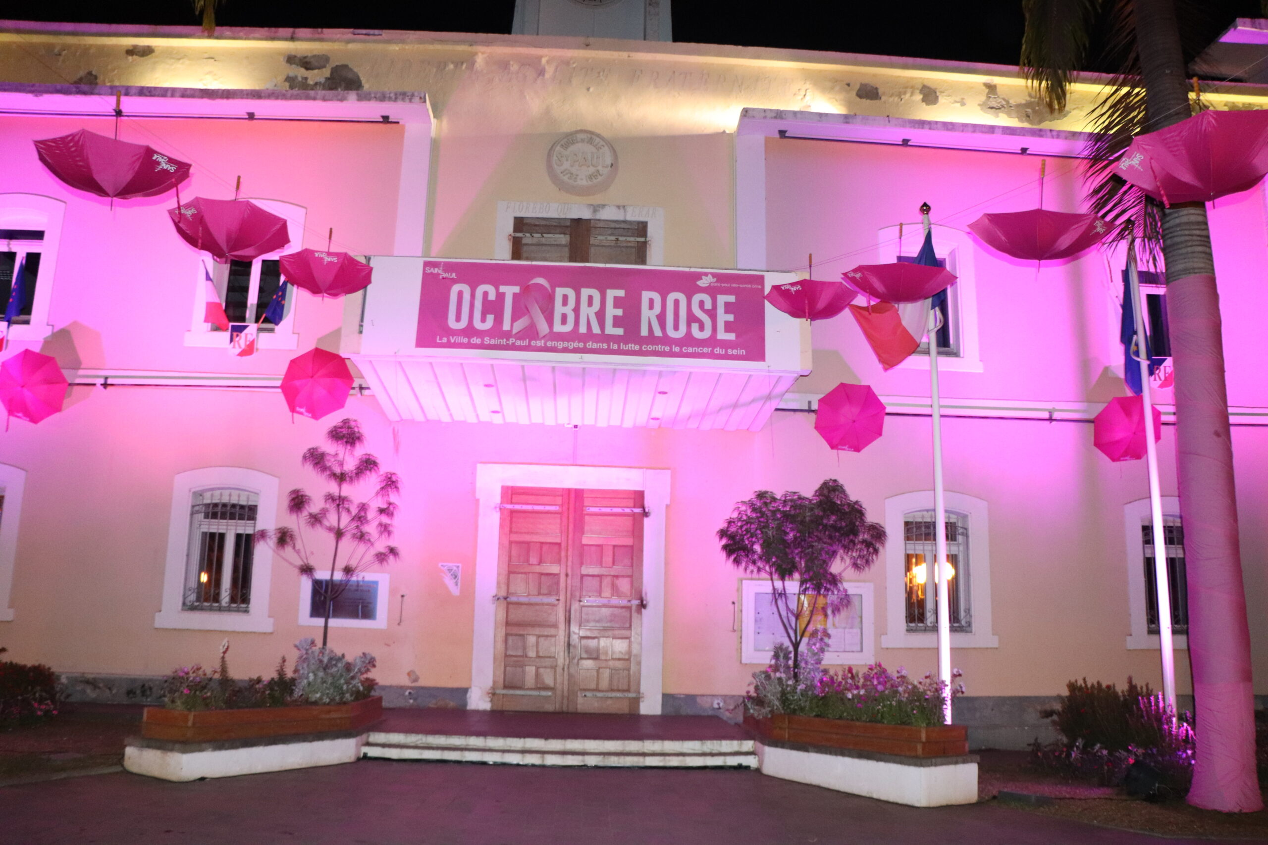 L'Hôtel de Ville illuminée aux couleurs d'Octobre Rose