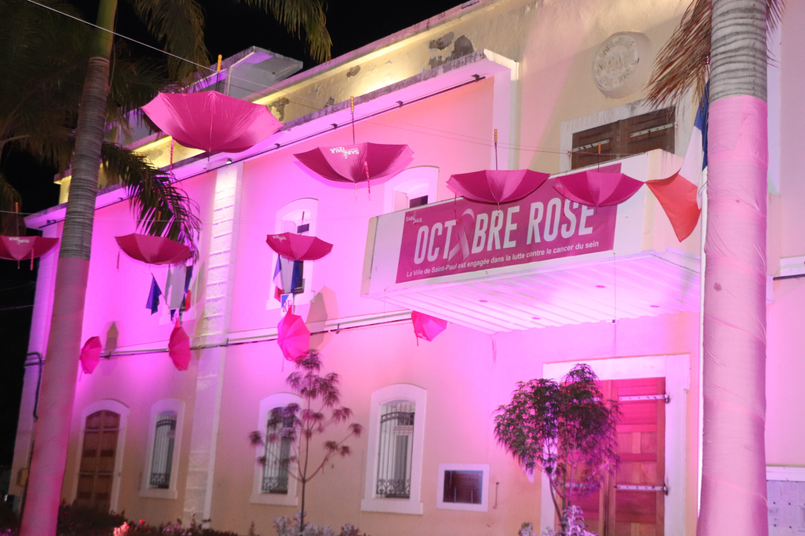 L'Hôtel de Ville illuminée aux couleurs d'Octobre Rose