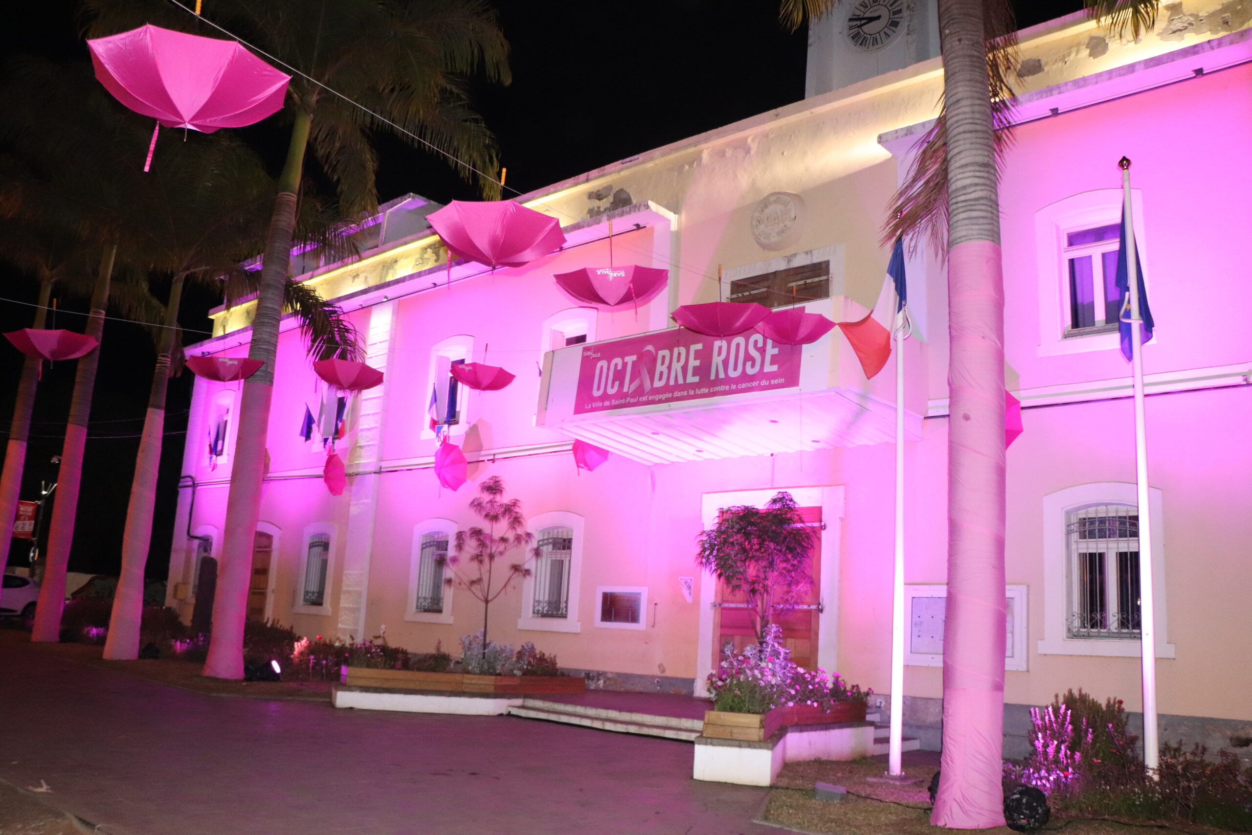 L'Hôtel de Ville illuminée aux couleurs d'Octobre Rose