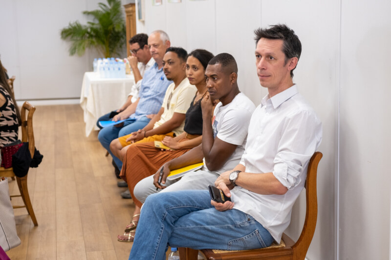 Le Maire de Saint-Paul, Emmanuel SÉRAPHIN, tient à rencontrer 30 assistantes administratives et 2 assistants administratifs nouvellement affectés dans les écoles du territoire. Le premier magistrat les reçoit ce mercredi 5 octobre 2022 à l'Hôtel de Ville. Leur engagement pour l'intérêt général des marmay permet dès maintenant de renforcer les établissements scolaires du territoire, titré Ville Amie des Enfants par UNICEF.