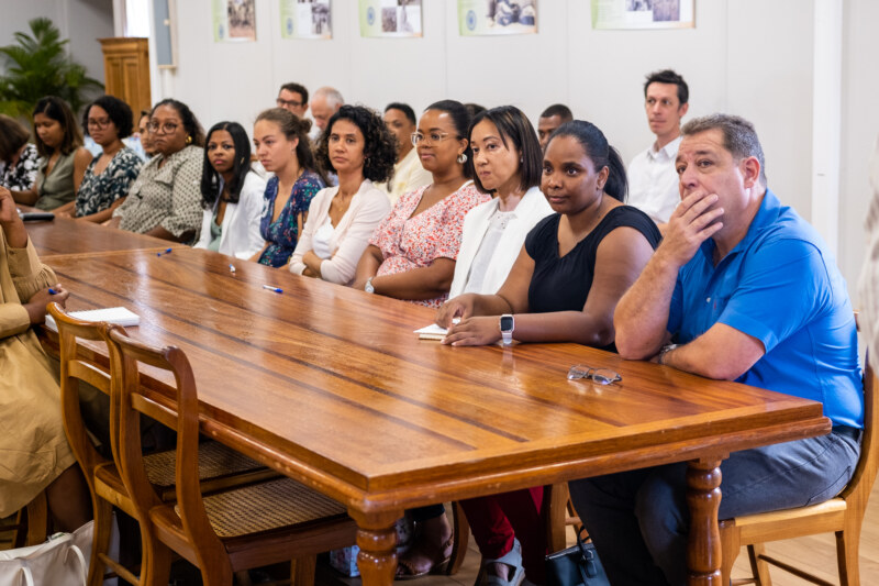 Le Maire de Saint-Paul, Emmanuel SÉRAPHIN, tient à rencontrer 30 assistantes administratives et 2 assistants administratifs nouvellement affectés dans les écoles du territoire. Le premier magistrat les reçoit ce mercredi 5 octobre 2022 à l'Hôtel de Ville. Leur engagement pour l'intérêt général des marmay permet dès maintenant de renforcer les établissements scolaires du territoire, titré Ville Amie des Enfants par UNICEF.