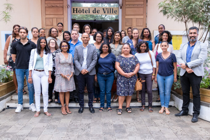 Le Maire de Saint-Paul, Emmanuel SÉRAPHIN, tient à rencontrer 30 assistantes administratives et 2 assistants administratifs nouvellement affectés dans les écoles du territoire. Le premier magistrat les reçoit ce mercredi 5 octobre 2022 à l'Hôtel de Ville. Leur engagement pour l'intérêt général des marmay permet dès maintenant de renforcer les établissements scolaires du territoire, titré Ville Amie des Enfants par UNICEF.