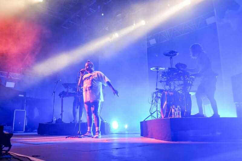 Troisième soirée de folie pour les Francofolies de La Réunion accueillies à Saint-Paul, sur le site de la Clairière de la Saline-les-Bains. Les artistes programmés enflamment les scènes Piton et Lagon. Que du lourd comme en témoigne la présence du groupe SAODAJ, de CHARLES, de GEORGIO, de Grèn Semé et de HATIK.