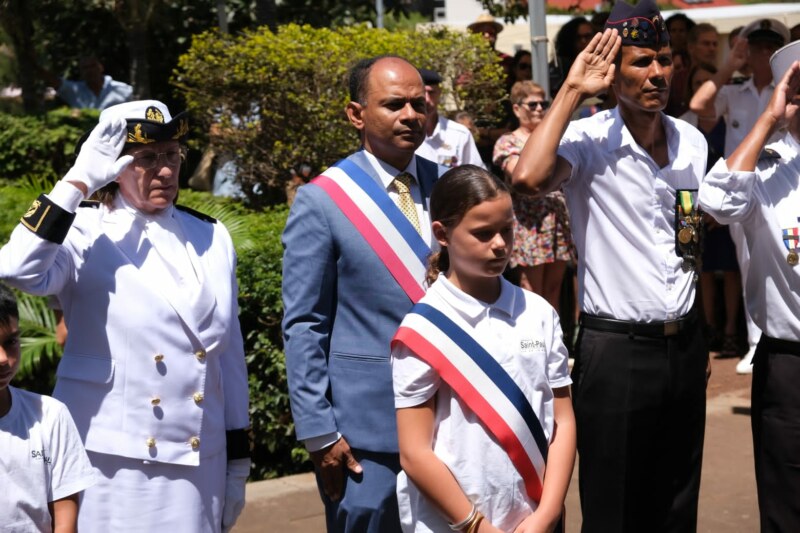 Une cérémonie capitale dans la transmission du devoir de mémoire. Voici l’un des enjeux de la commémoration de l’Armistice du 11 novembre 1918 célébrée au Monument aux morts du Square Célimène de La Saline ce 11 novembre 2022.