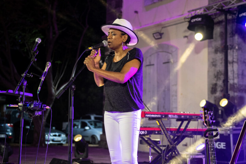 Allier le Blues, une musique mondialement reconnue, et le Maloya, classé au patrimoine immatériel de l‘UNESCO. C’est le pari de la première édition du Festival Blues Maron organisé sur le territoire de Saint-Paul, Ville d’Art et d’Histoire.