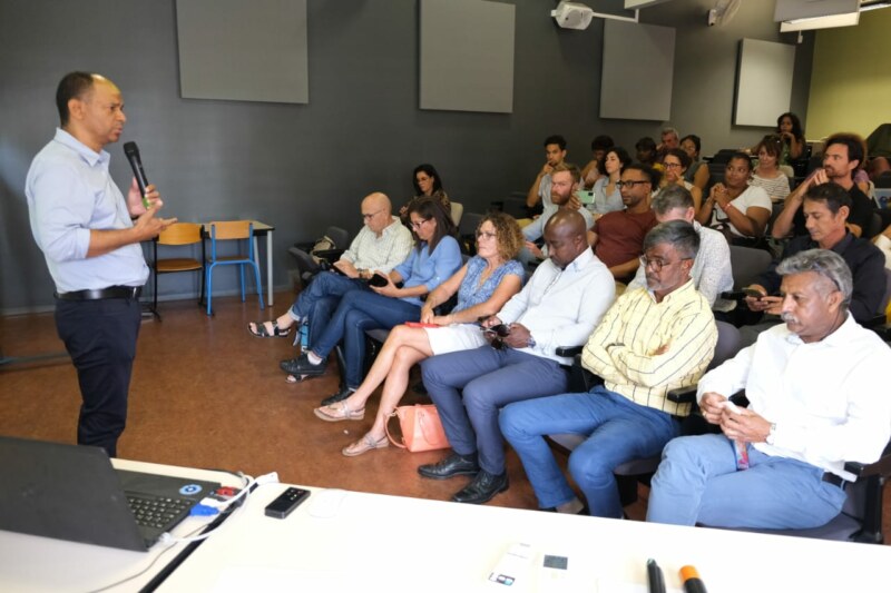 Le Maire de Saint-Paul, Emmanuel SÉRAPHIN, participe ce vendredi matin 4 novembre 2022 à une conférence-débat lié aux enjeux agricoles au lycée Saint-Paul IV situé à la Plaine.