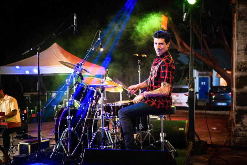 Homme jouant de la batterie