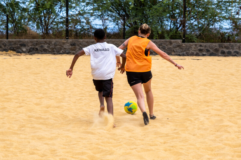 Saint-Paul, Ville Active et Sportive, accueille ce vendredi matin 18 novembre 2022 le tournoi de Beach-soccer de l’association Aide de protection de l’enfance et de la jeunesse. Il s’agit en effet d’une pratique sportive très prisée par les jeunes.