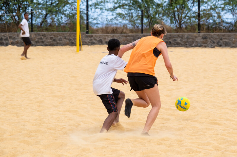 Saint-Paul, Ville Active et Sportive, accueille ce vendredi matin 18 novembre 2022 le tournoi de Beach-soccer de l’association Aide de protection de l’enfance et de la jeunesse. Il s’agit en effet d’une pratique sportive très prisée par les jeunes.