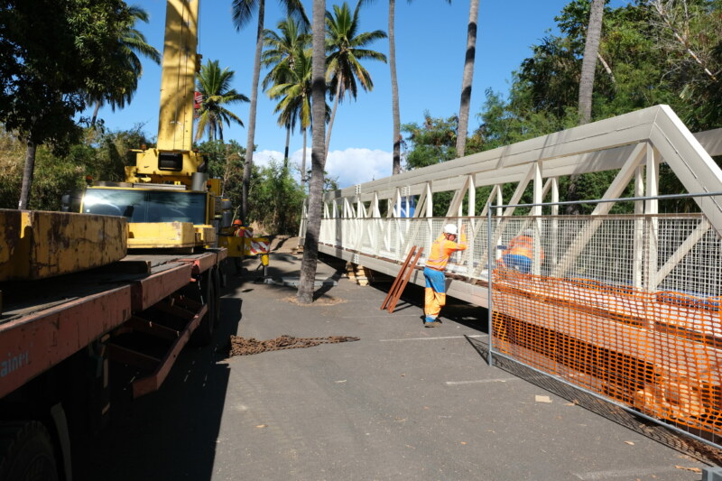 Depuis 8 heures, ce lundi novembre 2022, la passerelle provisoire qui franchira la ravine Saint-Gilles est en cours de pose. Il s'agira d'un ouvrage long de 29 mères avec un poids total de 8 tonnes.