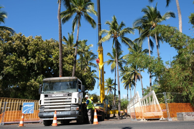 Depuis 8 heures, ce lundi novembre 2022, la passerelle provisoire qui franchira la ravine Saint-Gilles est en cours de pose. Il s'agira d'un ouvrage long de 29 mères avec un poids total de 8 tonnes.