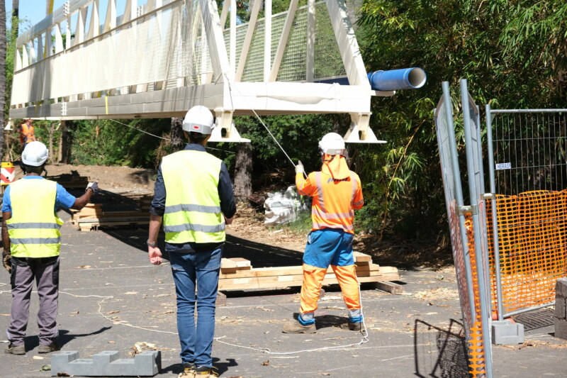 Depuis 8 heures, ce lundi novembre 2022, la passerelle provisoire qui franchira la ravine Saint-Gilles est en cours de pose. Il s'agira d'un ouvrage long de 29 mères avec un poids total de 8 tonnes.
