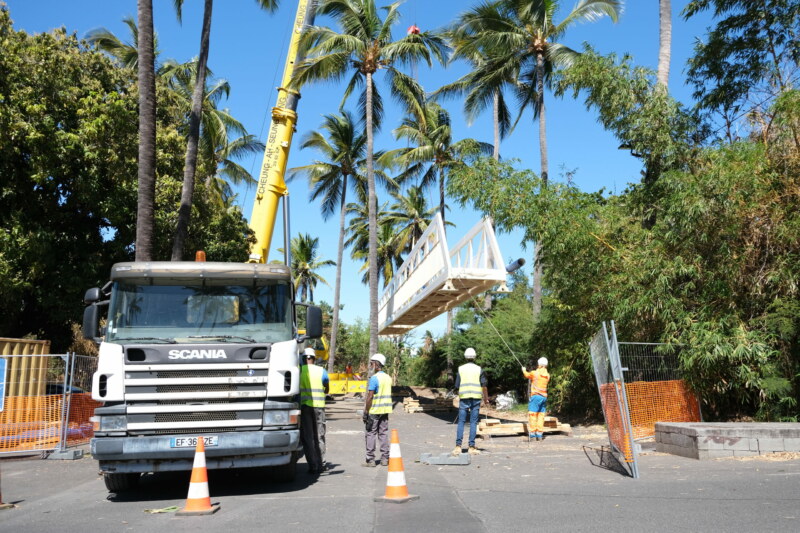 Depuis 8 heures, ce lundi novembre 2022, la passerelle provisoire qui franchira la ravine Saint-Gilles est en cours de pose. Il s'agira d'un ouvrage long de 29 mères avec un poids total de 8 tonnes.