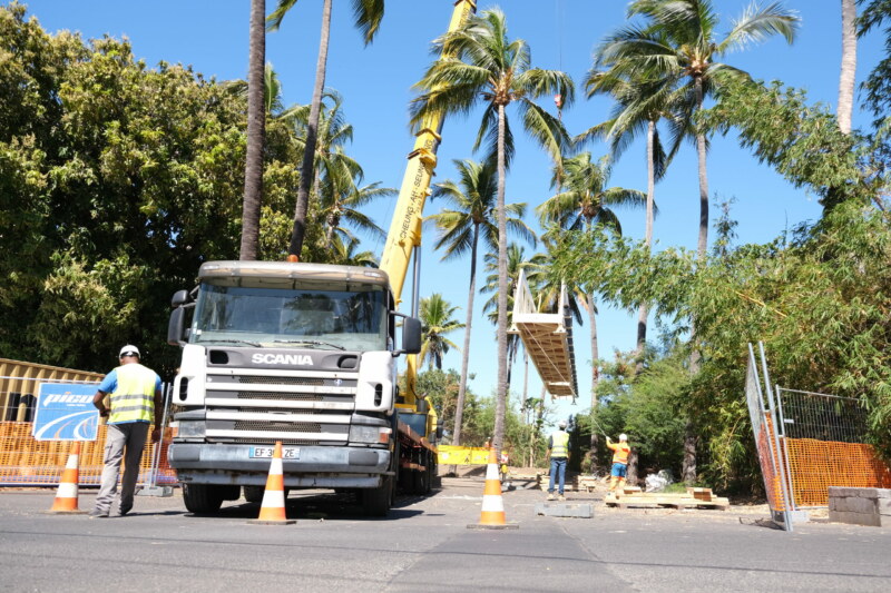 Depuis 8 heures, ce lundi novembre 2022, la passerelle provisoire qui franchira la ravine Saint-Gilles est en cours de pose. Il s'agira d'un ouvrage long de 29 mères avec un poids total de 8 tonnes.