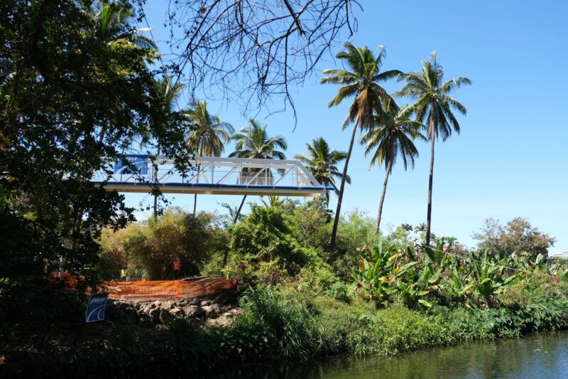 Depuis 8 heures, ce lundi novembre 2022, la passerelle provisoire qui franchira la ravine Saint-Gilles est en cours de pose. Il s'agira d'un ouvrage long de 29 mères avec un poids total de 8 tonnes.