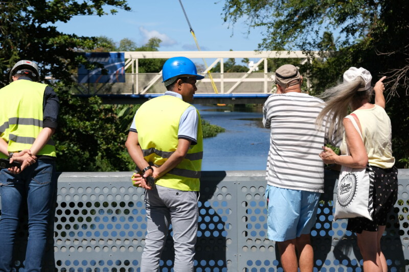 Depuis 8 heures, ce lundi novembre 2022, la passerelle provisoire qui franchira la ravine Saint-Gilles est en cours de pose. Il s'agira d'un ouvrage long de 29 mères avec un poids total de 8 tonnes.