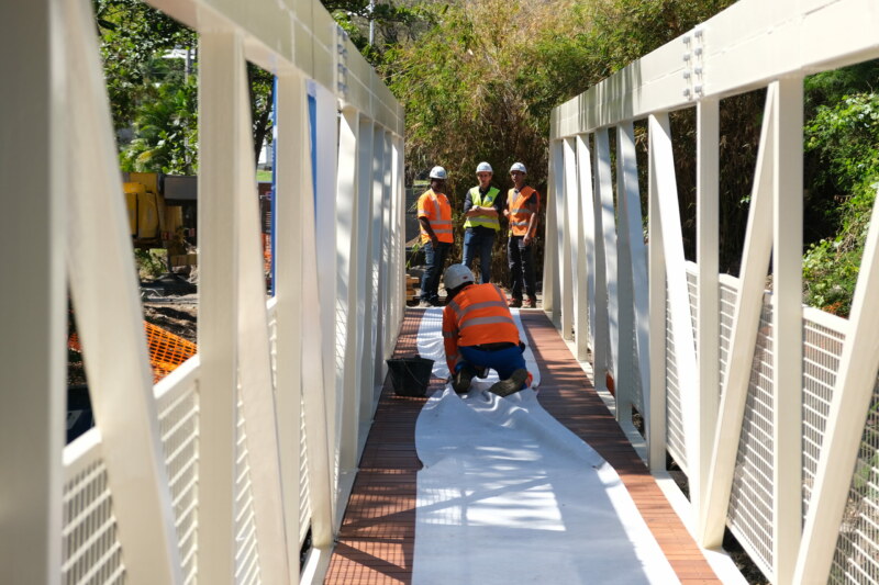 Depuis 8 heures, ce lundi novembre 2022, la passerelle provisoire qui franchira la ravine Saint-Gilles est en cours de pose. Il s'agira d'un ouvrage long de 29 mères avec un poids total de 8 tonnes.