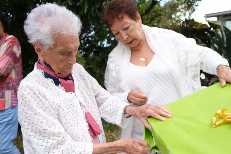 Saint-Paul, Ville Amie des Aînés, compte une centenaire supplémentaire. Louise Angèle ROUCOU célèbre ses 100 ans ce dimanche 13 novembre 2022 en présence de tous ses proches et de sa famille.