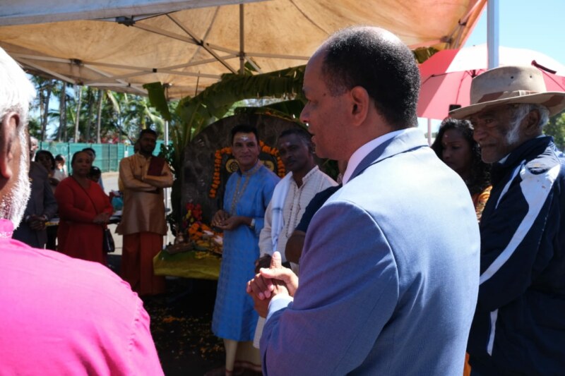 Une cérémonie de commémoration multiculturelle se déroule à l’ancienne Usine de Vue Belle à La Saline ce vendredi 11 novembre 2022. Ce haut lieu de l’Histoire réunionnaise permet de rendre un hommage appuyé à la mémoire des engagés indiens.