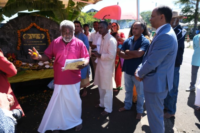 Une cérémonie de commémoration multiculturelle se déroule à l’ancienne Usine de Vue Belle à La Saline ce vendredi 11 novembre 2022. Ce haut lieu de l’Histoire réunionnaise permet de rendre un hommage appuyé à la mémoire des engagés indiens.