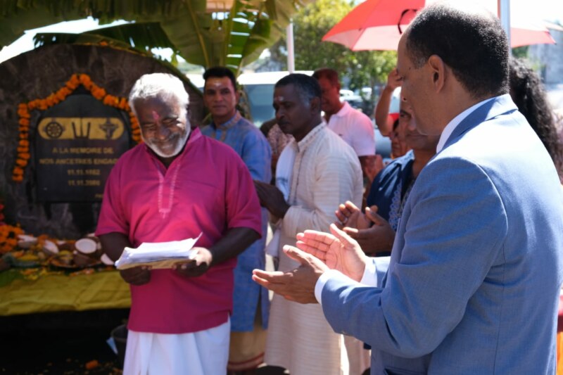 Une cérémonie de commémoration multiculturelle se déroule à l’ancienne Usine de Vue Belle à La Saline ce vendredi 11 novembre 2022. Ce haut lieu de l’Histoire réunionnaise permet de rendre un hommage appuyé à la mémoire des engagés indiens.