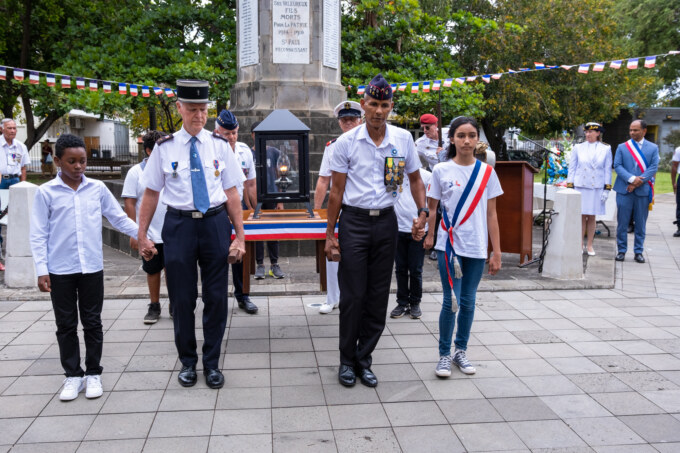 Saint-Paul accueille une belle cérémonie de passage de la Flamme du Soldat Inconnu le lundi 7 novembre 2022 au Jardin de la Liberté. Notre commune a d'ailleurs la responsabilité de garder la flamme toute cette nuit. C'est la seule ville de l'île à avoir ce privilège.