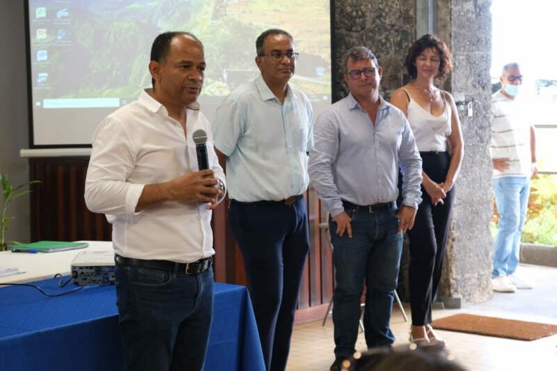 L'accueil des nouveaux arrivants dans la collectivité se tient à la salle de conférence du Quai Gilbert située sur le front de mer de Saint-Paul ce mardi 17 janvier 2023. Le Maire de Saint-Paul, Emmanuel SÉRAPHIN, vient directement rencontrer 37 agents nouvellement affectés à la restauration scolaire.