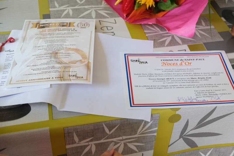 Ils se prénomment Marie-Brigitte et Georget. Ces deux Saint-Paulois célèbrent ce jeudi 5 janvier 2023 leurs 50 ans de mariage à leur kaz de la rue MERCADET dans le quartier de l’Étang. Les époux ARAUX, mariés à l’Hôtel de Ville de Saint-Paul, ont d’abord vécu leur histoire d’amour dans la rue Saint-Louis.