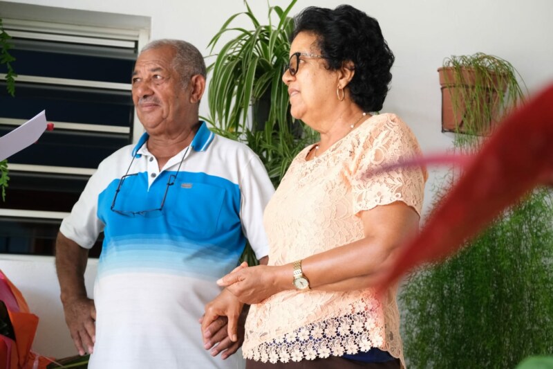 Ils se prénomment Marie-Brigitte et Georget. Ces deux Saint-Paulois célèbrent ce jeudi 5 janvier 2023 leurs 50 ans de mariage à leur kaz de la rue MERCADET dans le quartier de l’Étang. Les époux ARAUX, mariés à l’Hôtel de Ville de Saint-Paul, ont d’abord vécu leur histoire d’amour dans la rue Saint-Louis.