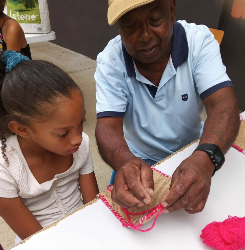 Les Accueils de loisirs sans hébergement se terminent ce jeudi 19 janvier 2023. L'occasion de revenir en images sur la rencontre intergénérationnelle récemment organisée à l'école Louise-PAYET du quartier de Bois Rouge.