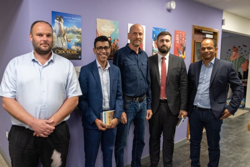 Le Maire de Saint-Paul, Emmanuel SÉRAPHIN, accueille le Député européen, le Bulgare, Andrey NOVAKOV, accompagné du Député européen, le Réunionnais, Younous OMARJEE, et du Député de la 7ème circonscription, Perceval GAILLARD, également Conseiller municipal de Saint-Paul, ce mardi 10 janvier 2023. Tous visitent la société de production et le studio d'animation français, GAO SHAN PICTURES.