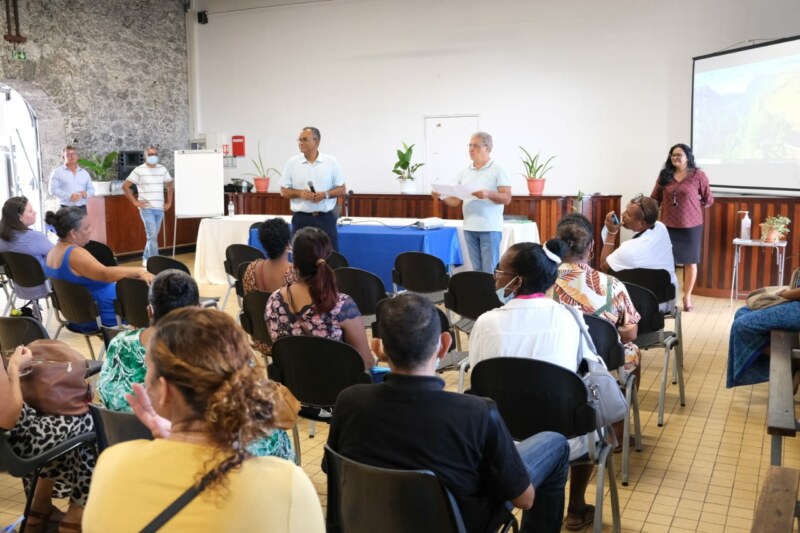 L'accueil des nouveaux arrivants dans la collectivité se tient à la salle de conférence du Quai Gilbert située sur le front de mer de Saint-Paul ce mardi 17 janvier 2023. Le Maire de Saint-Paul, Emmanuel SÉRAPHIN, vient directement rencontrer 37 agents nouvellement affectés à la restauration scolaire.
