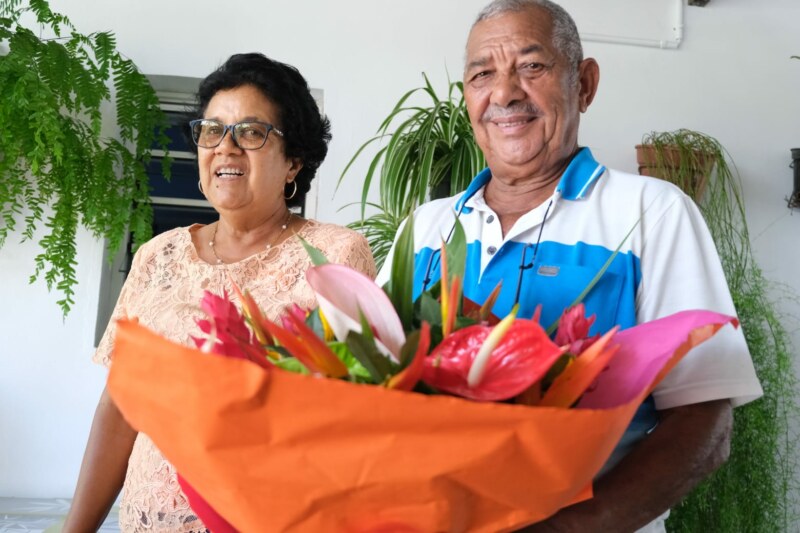 Ils se prénomment Marie-Brigitte et Georget. Ces deux Saint-Paulois célèbrent ce jeudi 5 janvier 2023 leurs 50 ans de mariage à leur kaz de la rue MERCADET dans le quartier de l’Étang. Les époux ARAUX, mariés à l’Hôtel de Ville de Saint-Paul, ont d’abord vécu leur histoire d’amour dans la rue Saint-Louis.