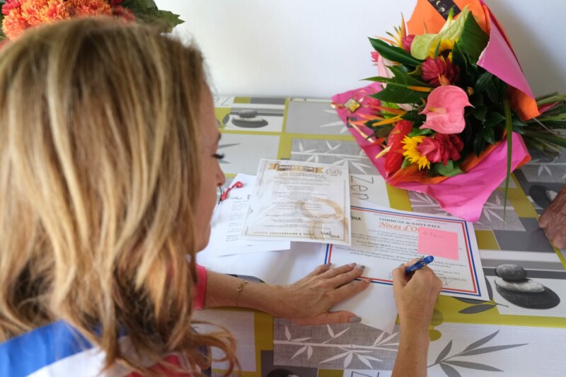 Ils se prénomment Marie-Brigitte et Georget. Ces deux Saint-Paulois célèbrent ce jeudi 5 janvier 2023 leurs 50 ans de mariage à leur kaz de la rue MERCADET dans le quartier de l’Étang. Les époux ARAUX, mariés à l’Hôtel de Ville de Saint-Paul, ont d’abord vécu leur histoire d’amour dans la rue Saint-Louis.