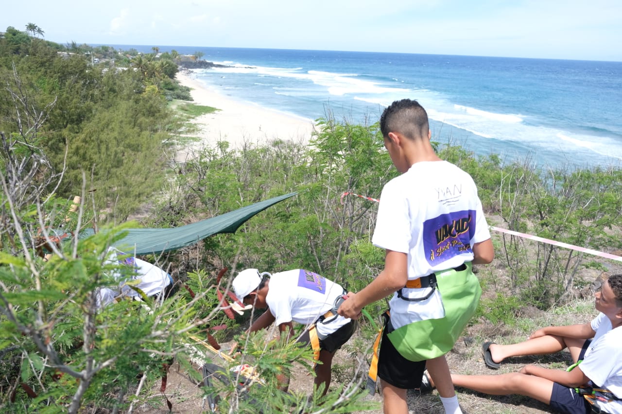 Parcours d’obstacle, sports de plage, structures gonflables… La belle plage du Cap Homard est le théâtre d’une méga beach party ce samedi 21 janvier 2023. Cet événement festif accueille des ados pour terminer les vacances en beauté.