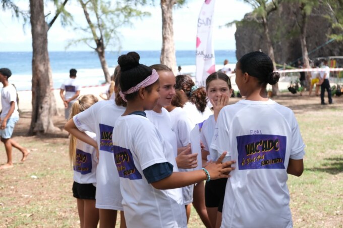 Parcours d’obstacle, sports de plage, structures gonflables… La belle plage du Cap Homard est le théâtre d’une méga beach party ce samedi 21 janvier 2023. Cet événement festif accueille des ados pour terminer les vacances en beauté.