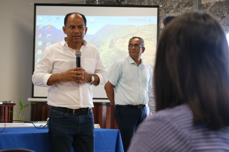 L'accueil des nouveaux arrivants dans la collectivité se tient à la salle de conférence du Quai Gilbert située sur le front de mer de Saint-Paul ce mardi 17 janvier 2023. Le Maire de Saint-Paul, Emmanuel SÉRAPHIN, vient directement rencontrer 37 agents nouvellement affectés à la restauration scolaire.